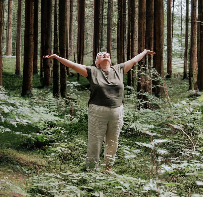 Ingrid Harrison im Wald - Lebensfreude